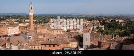 Panoramablick über die Innenstadt von Siena und den Palazzo Pubblico, vom Facciatone Panoramablick aus gesehen, Italien Stockfoto