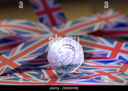 50p Münze, seine Königliche Hoheit König Karl III., auf Union Jack Papier Stockfoto