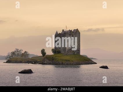 Schlossstalker im schottischen Hochland bei Sonnenuntergang Stockfoto