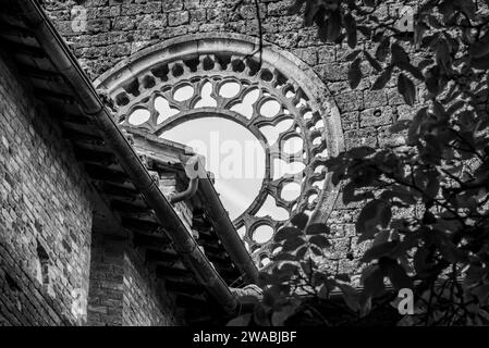 Zerstörte Fensterrosette im verlassenen Zisterzienserkloster San Galgano in der Toskana, Italien Stockfoto