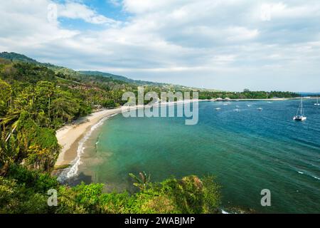 Panoramablick auf den Strand von Senggigi in Lombok, Indonesien. Beliebtes Strandgebiet in Lombok, Indonesien Stockfoto