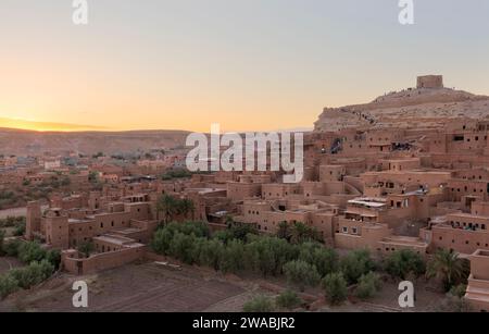 Fantastische Aussicht auf Kasbah Ait Ben Haddou in der Nähe von Ouarzazate im Atlasgebirge von Marokko. UNESCO-Weltkulturerbe seit 1987. Künstlerisches Bild. Beau Stockfoto