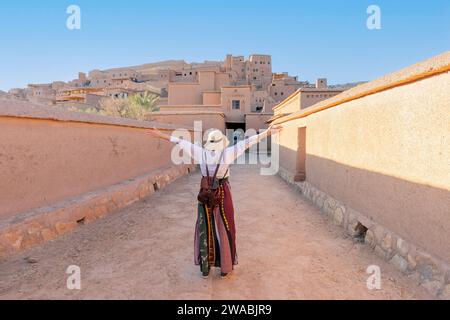 Glücklicher Tourist mit offenen Armen im Ait Ben Haddu Marocco wunderschöner Ort für einen Besuch in marokko Stockfoto