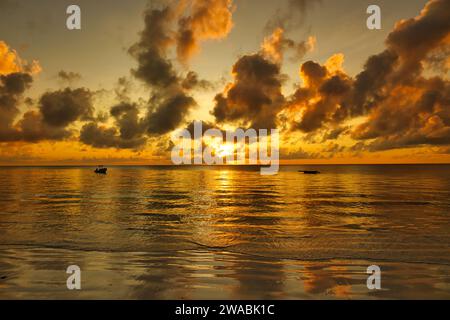 Sehr schöner Sonnenuntergang und Sonnenaufgang am Strand in Kenia Stockfoto