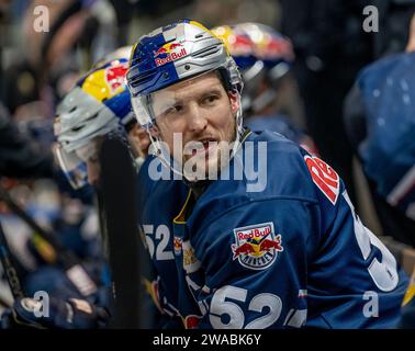 München, Deutschland. Januar 2024. Kapitaen Patrick Hager (EHC Red Bull Muenchen, #52) auf der Bank. EHC Red Bull München gegen Adler Mannheim, Eishockey, DEL, 34. Spieltag, Saison 2023/2024, 02.01.2024. Foto: Eibner-Pressefoto/Heike feiner Credit: dpa/Alamy Live News Stockfoto