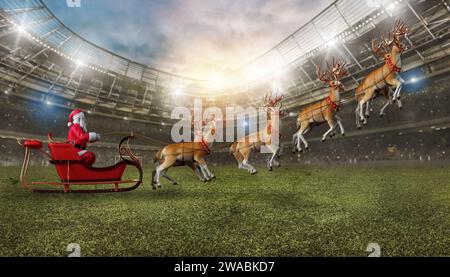 Der weihnachtsmann in einem Fußballstadion mit seinem Schlitten bereit, Geschenke zu liefern Stockfoto