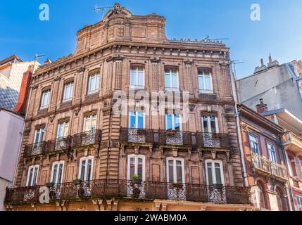 Fassaden von Gebäuden in der Rue Saint Rome in Toulouse in Occitanie, Frankreich Stockfoto
