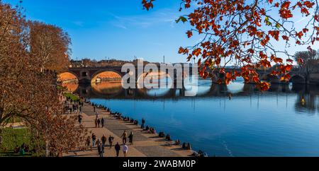 Die neue Brücke über den Fluss Garonne und seine Touristen, ein Wintertag in Toulouse, Occitanie, Frankreich Stockfoto