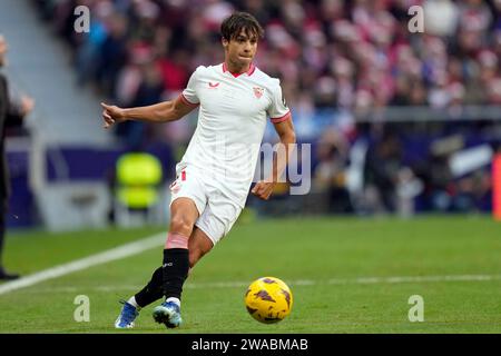 Madrid, Spanien. Dezember 2023. Oliver Torres vom Sevilla FC spielte am 23. Dezember im Civitas Metropolitano Stadion in Madrid, Spanien, während des Liga-Spiels zwischen Atletico de Madrid und Sevilla FC. (Foto: Cesar Cebolla/PRESSINPHOTO) Credit: PRESSINPHOTO SPORTS AGENCY/Alamy Live News Stockfoto