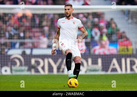 Madrid, Spanien. Dezember 2023. Nmanja Gudelj vom Sevilla FC spielte am 23. Dezember im Civitas Metropolitano Stadion in Madrid, Spanien, während des Liga-Spiels zwischen Atletico de Madrid und Sevilla FC. (Foto: Cesar Cebolla/PRESSINPHOTO) Credit: PRESSINPHOTO SPORTS AGENCY/Alamy Live News Stockfoto