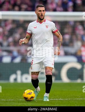 Madrid, Spanien. Dezember 2023. Nmanja Gudelj vom Sevilla FC spielte am 23. Dezember im Civitas Metropolitano Stadion in Madrid, Spanien, während des Liga-Spiels zwischen Atletico de Madrid und Sevilla FC. (Foto: Cesar Cebolla/PRESSINPHOTO) Credit: PRESSINPHOTO SPORTS AGENCY/Alamy Live News Stockfoto