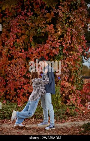 LIEBESGESCHICHTE FÜR TEENAGER-PAARE. Liebesflüster in deutscher Pracht. Deutsche Geschichte mit Liebe erkunden. Herbstliebe in deutscher Eleganz. Erfassen des Stockfoto