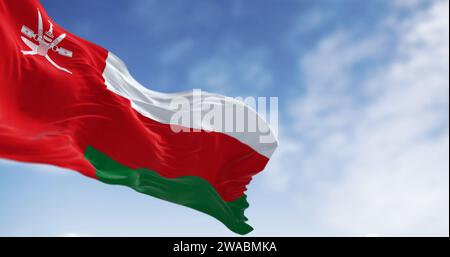 Nationalflagge von Oman winkt an einem klaren Tag im Wind. Vertikaler roter Streifen mit Oman-Emblem und drei horizontalen Streifen: Weiß, rot und grün. 3D Stockfoto