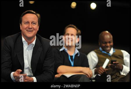 Image ©Lizenzierung an Parsons Media. 04/10/2011. Manchester , Vereinigtes Königreich. Konservative Party Conference - Manchester. Premierminister David Cameron mit Tim Chitin und Shaun Bailey auf der Konservativen Parteikonferenz in Manchester. Foto von Andrew Parsons / Parsons Media Stockfoto