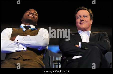 Image ©Lizenzierung an Parsons Media. 04/10/2011. Manchester , Vereinigtes Königreich. Konservative Party Conference - Manchester. Premierminister David Cameron mit Tim Chitin und Shaun Bailey auf der Konservativen Parteikonferenz in Manchester. Foto von Andrew Parsons / Parsons Media Stockfoto