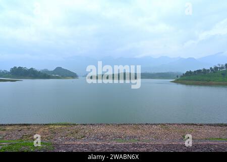 Anayirankal Dam | rosafarbene Steine in der Mitte des Vordergrunds am Seeufer Stockfoto