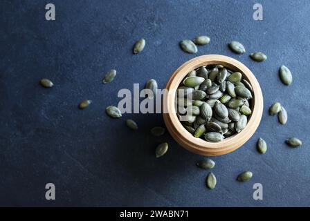 Hintergrund der Kürbiskerne. Nahaufnahme von Sonnenblumenkernen. Draufsicht. Gesunde Ernährung. Stockfoto