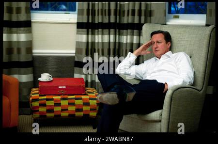 Image ©Lizenzierung an Parsons Media. 04/10/2011. Manchester , Vereinigtes Königreich. Konservative Party Conference - Manchester. Premierminister David Cameron in seinem Zimmer bei der Konservativen Parteikonferenz in Manchester. Foto von Andrew Parsons / Parsons Media Stockfoto