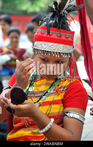 Frauen aus der Garo-Gemeinde in traditioneller Kleidung und Ornamenten, bei einem Programm zum Internationalen Tag der Ureinwohner der Welt Stockfoto