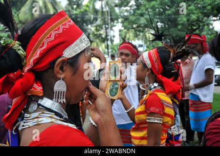 Frauen aus der Garo-Gemeinde in traditioneller Kleidung und Ornamenten, bei einem Programm zum Internationalen Tag der Ureinwohner der Welt Stockfoto