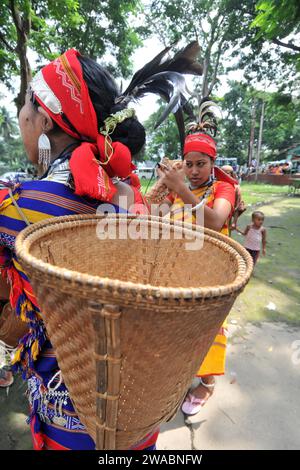 Frauen aus der Garo-Gemeinde in traditioneller Kleidung und Ornamenten, bei einem Programm zum Internationalen Tag der Ureinwohner der Welt Stockfoto