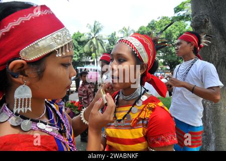 Frauen aus der Garo-Gemeinde in traditioneller Kleidung und Ornamenten, bei einem Programm zum Internationalen Tag der Ureinwohner der Welt Stockfoto