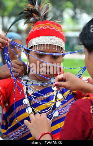 Frauen aus der Garo-Gemeinde in traditioneller Kleidung und Ornamenten, bei einem Programm zum Internationalen Tag der Ureinwohner der Welt Stockfoto