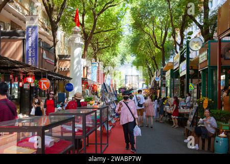 Ho-Chi-Minh-Stadt, Vietnam, 2. Februar 2022: Einkaufsmöglichkeiten in der Nguyen Van Binh Book Street im Zentrum von Ho-Chi-Minh-Stadt. Stockfoto