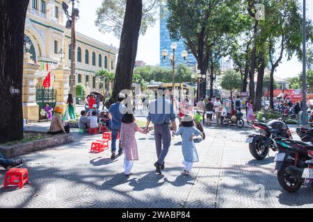 Ho-Chi-Minh-Stadt, Vietnam, 2. Februar 2022: Menschen hängen am Neujahrsmontag vor dem Postamt von Ho-Chi-Minh-Stadt ab Stockfoto