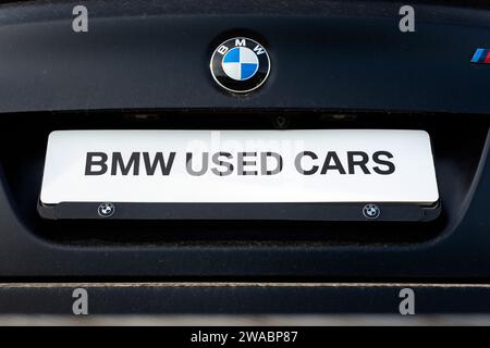 BMW Logo auf der Rückseite eines nicht identifizierten BMW Gebrauchtwagenkennzeichens Stockfoto