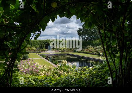 London, GROSSBRITANNIEN - 28. August 2023: Princess Diana Memorial im Sunken Garden im Kensington Palace Stockfoto