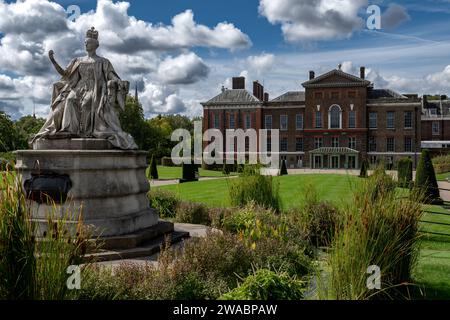 London, GROSSBRITANNIEN - 28. August 2023: Kensington Palace und Statue von Queen Victoria Stockfoto