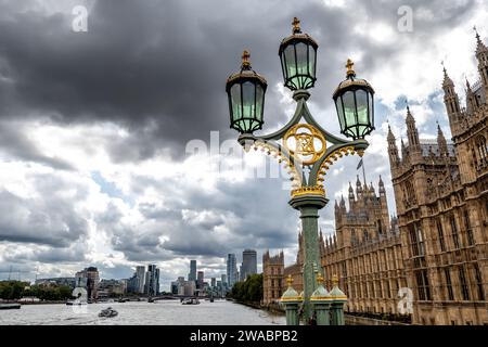 Blick Von Der Westminster Bridge Auf Den Westminster Palace (Parlament) Unter Der Themse Und Die Skyline Von London In Großbritannien Stockfoto