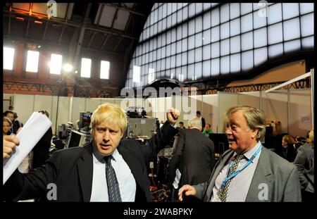 Image ©Lizenzierung an Parsons Media. 04/10/2011. Manchester , Vereinigtes Königreich. Konservative Party Conference - Manchester. Der Londoner Bürgermeister Boris Johnson mit Ken Clarke auf der Konservativen Partei-Konferenz in Manchester am Dienstag, 4. Oktober 2011. Foto: Andrew Parsons/Parsons Media Stockfoto