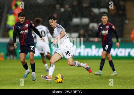 Swansea, Großbritannien. Januar 2024. Charlie Patino aus Swansea City (18) in Aktion. EFL Skybet Championship Match, Swansea City gegen West Bromwich Albion im Swansea.com Stadion in Swansea, Wales am Neujahrstag, Montag, 1. Januar 2024. Dieses Bild darf nur für redaktionelle Zwecke verwendet werden. Nur redaktionelle Verwendung, Bild von Andrew Orchard/Andrew Orchard Sportfotografie/Alamy Live News Credit: Andrew Orchard Sportfotografie/Alamy Live News Stockfoto