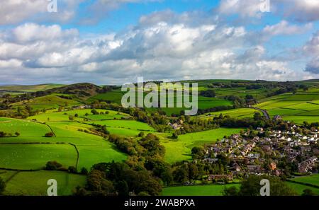 Blick auf Häuser in Rainow, einem kleinen Dorf in Cheshire England, Großbritannien, an der westlichen Grenze des Peak District, umgeben von Feldern und Ackerland. Stockfoto