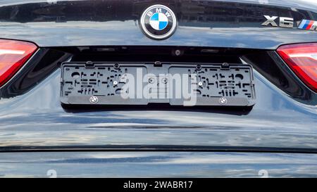 Gebrauchter BMW X6 M50 Gebrauchtwagen, Rückansicht ohne Nummernschild Stockfoto