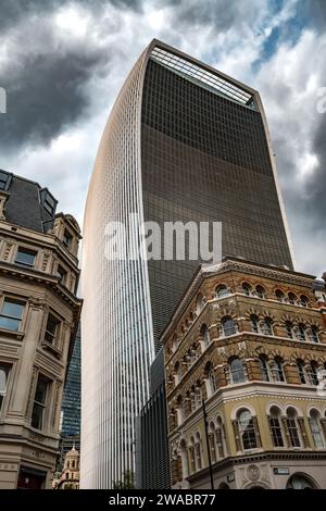 London, GROSSBRITANNIEN - 29.August 2023: 20 Fenchurch Tower (Walkie Talkie) mit öffentlichem Sky Garden im Kontrast zu alten Gebäuden in London, Großbritannien Stockfoto