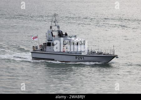 Die Royal Navy Archer Klasse P2000 Schnelltrainingsboot HMS PUNCHER (P291) ist unterwegs Stockfoto