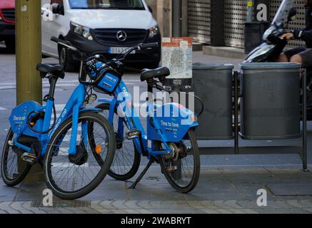 Barcelona, Spanien - 26. Mai 2022: Zwei Elektrofahrräder werden auf der Rambla Barcelona neben Mülltonnen geparkt, Ortungssystem per Handy ap Stockfoto