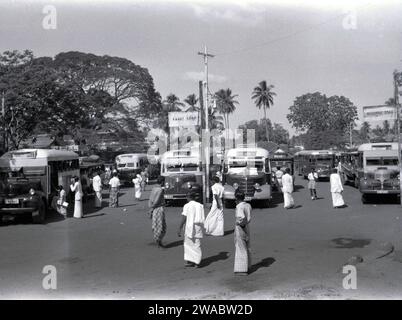 1953, historische Busse aus dieser Zeit parkten am Verkehrsknotenpunkt in Colombo auf der Insel Ceylon (Sri Lanka). Wegweiser für Reiseziele sind Kandy Road und Negombo Road. Stockfoto