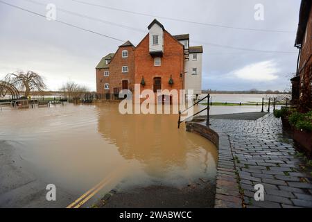 In der Umgebung von Tewkesbury, Gloucestershire, Vereinigtes Königreich, treten regelmäßig jahreszeitliche Überschwemmungen auf, die aber in jüngster Zeit häufiger auftreten. Foto von Andrew Higgins/Thousand Word Media Stockfoto