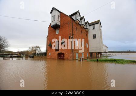 In der Umgebung von Tewkesbury, Gloucestershire, Vereinigtes Königreich, treten regelmäßig jahreszeitliche Überschwemmungen auf, die aber in jüngster Zeit häufiger auftreten. Foto von Andrew Higgins/Thousand Word Media Stockfoto