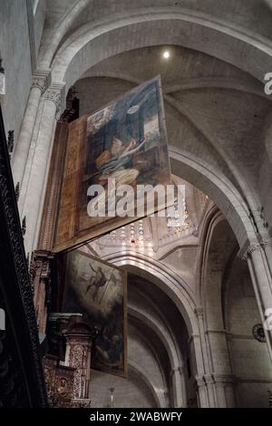 Tarragona, Spanien - 14. Januar 2022: Die Innenräume der Kathedrale von Tarragona verströmen eine mystische Atmosphäre mit farbenfrohen Buntglasfenstern und Monumenten Stockfoto