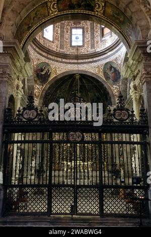 Tarragona, Spanien - 14. Januar 2022: Die Innenräume der Kathedrale von Tarragona verströmen eine mystische Atmosphäre mit farbenfrohen Buntglasfenstern und Monumenten Stockfoto