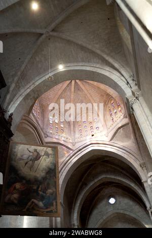 Tarragona, Spanien - 14. Januar 2022: Die Innenräume der Kathedrale von Tarragona verströmen eine mystische Atmosphäre mit farbenfrohen Buntglasfenstern und Monumenten Stockfoto