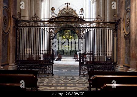 Tarragona, Spanien - 14. Januar 2022: Die Innenräume der Kathedrale von Tarragona verströmen eine mystische Atmosphäre mit farbenfrohen Buntglasfenstern und Monumenten Stockfoto