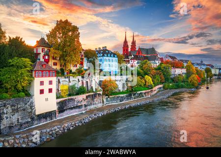 Basel, Schweiz am Rhein bei Dämmerung im Herbst. Stockfoto