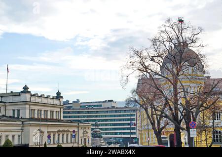 Blick auf die Gebäude der Nationalversammlung, des bulgarischen Parlaments, des Denkmals des Zaren Oswoboditel und der Akademie der Wissenschaften Bulgariens Stockfoto