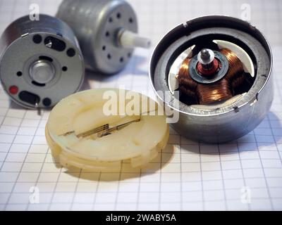 Spulen und Rotor im Inneren des Motors. DC-Elektromotor geöffnet. Stockfoto